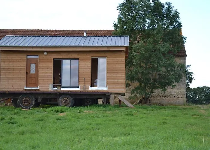 Maison En Bois Dans Un Pre