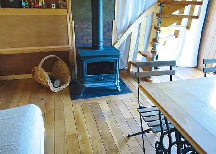 Maison En Bois Dans Un Pre