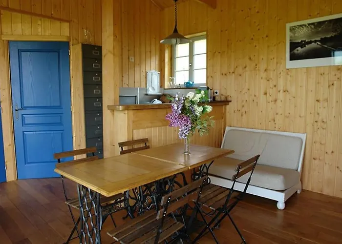 Maison En Bois Dans Un Pre