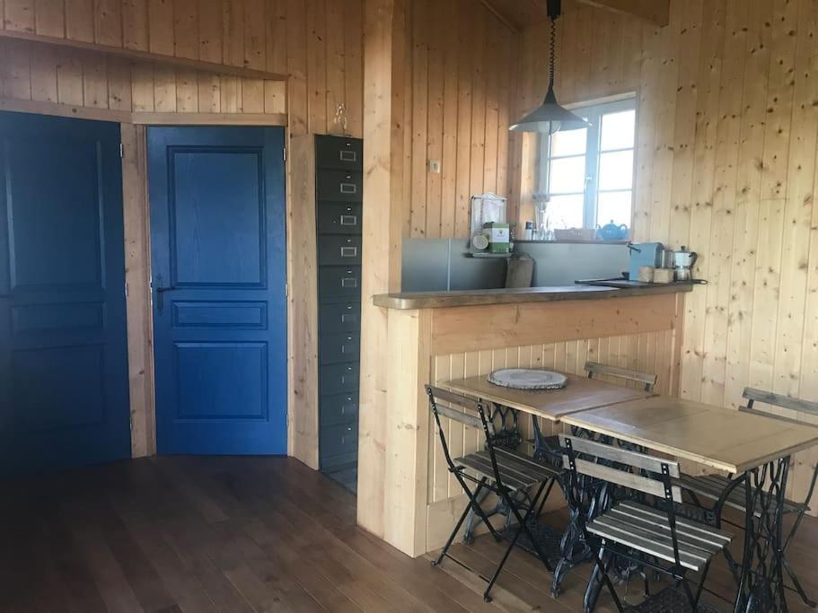 Maison En Bois Dans Un Pre