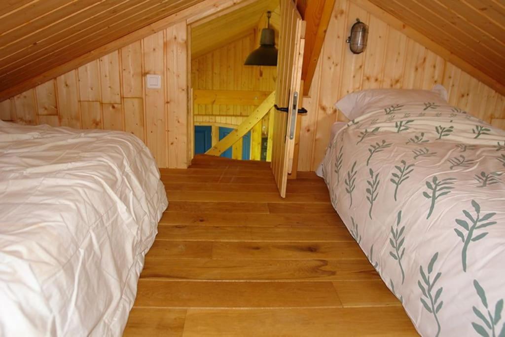 Maison En Bois Dans Un Pre *
