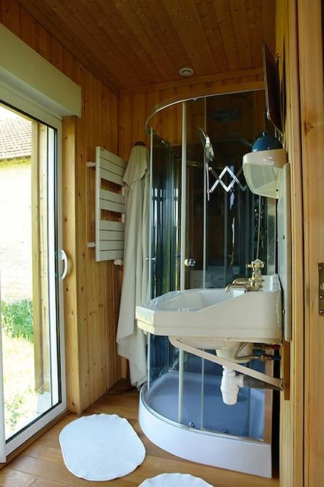 Maison En Bois Dans Un Pre